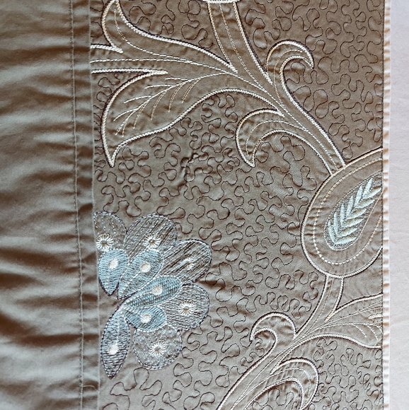 Queen Duvet Cover, 2 Shams & 2 Curtain Panels. - Picture 2 of 6